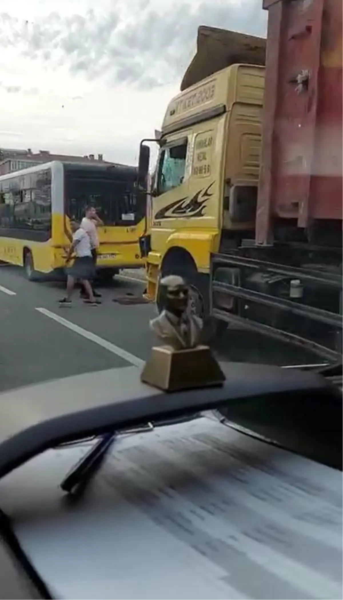 Büyükçekmece\'de IETT otobüsüne kamyon çarptı!