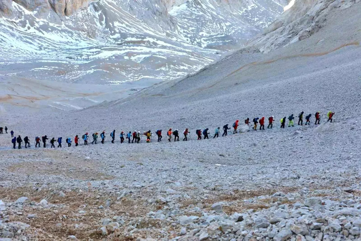 Cumhuriyet coşkusu Aladağlar\'ın zirvesinde yaşandı
