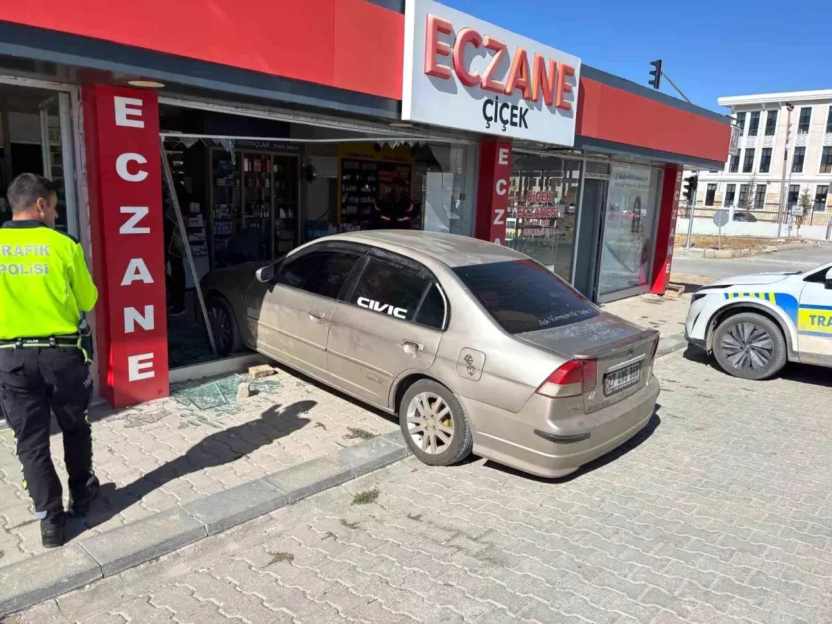 Park Halindeki Araç Eczaneye Girdi