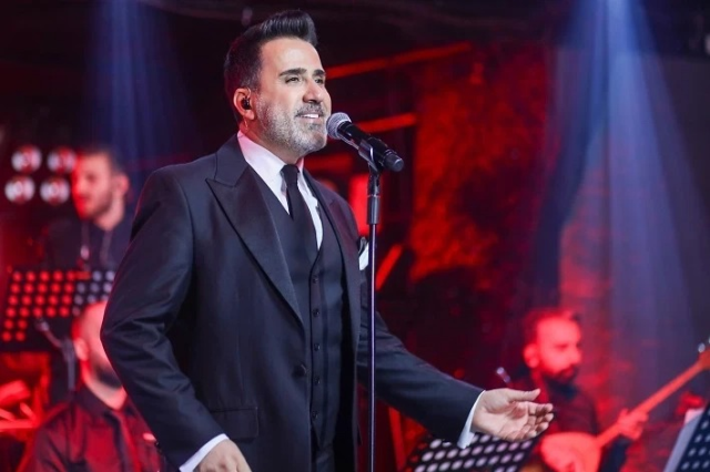 Emrah sahnelere geri döndü! Bu kez şarkıları değil tarzı konuşuluyor Emrah sahnelere geri döndü! Bu kez şarkıları değil tarzı konuşuluyor