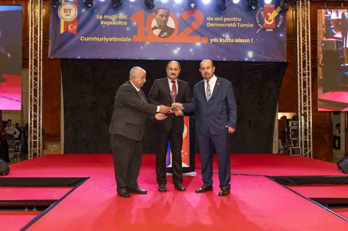 Mehmet Kasım Gülpınar, Yılın En Başarılı Belediye Başkanı Ödülünü Aldı