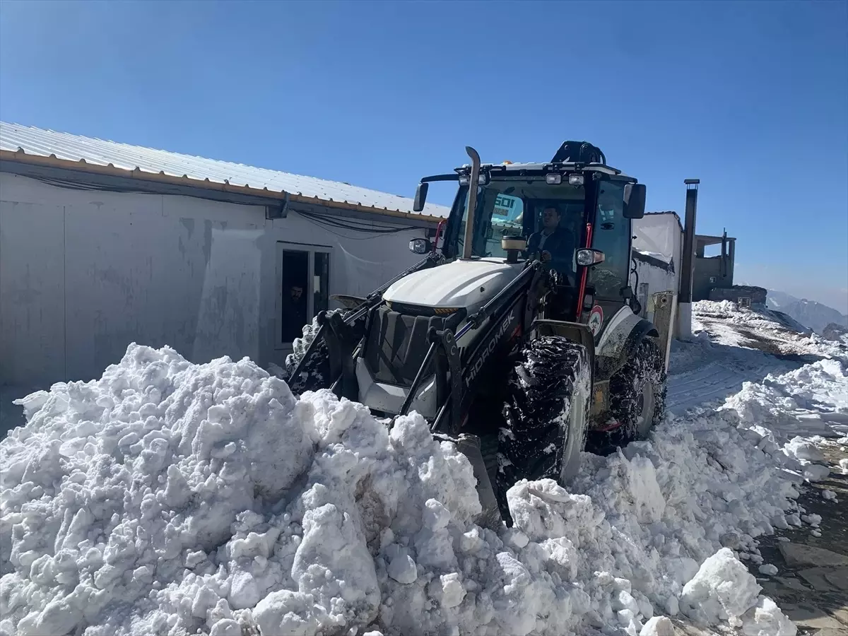 Yüksekova\'da Kapanan Üs Yolu Açıldı