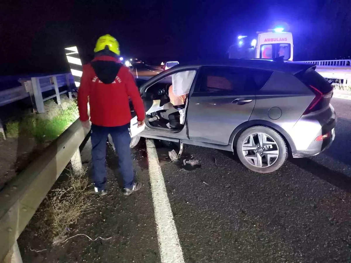 Balıkesir\'de Otomobil ve Motosiklet Çarpıştı