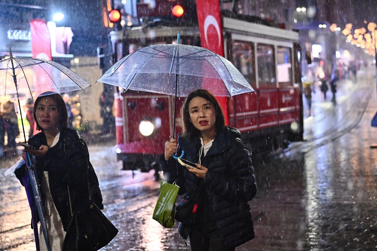 İstanbul\'da Sağanak Yağış Hayatı Olumsuz Etkiliyor