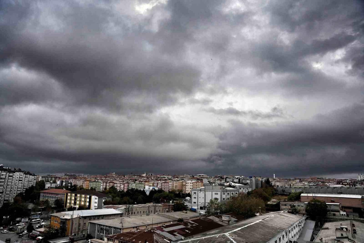 İstanbul\'u Kara Bulutlar Kapladı