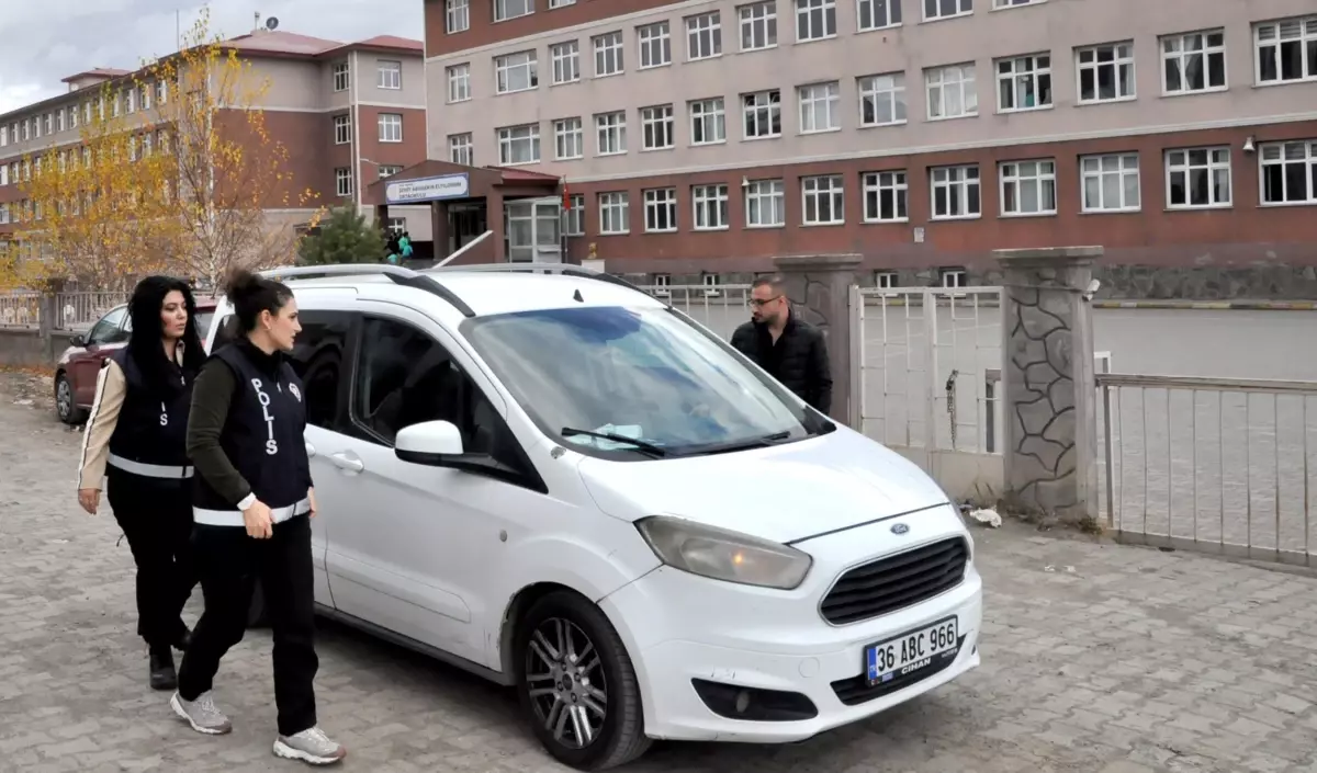 Kadın Polisler Okullarda Öğrencilere Güvenlik Eğitimi Veriyor