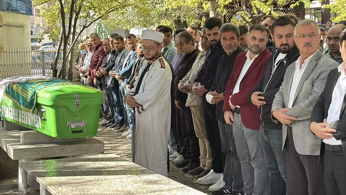 Genç Kızın Cenazesi Defnedildi