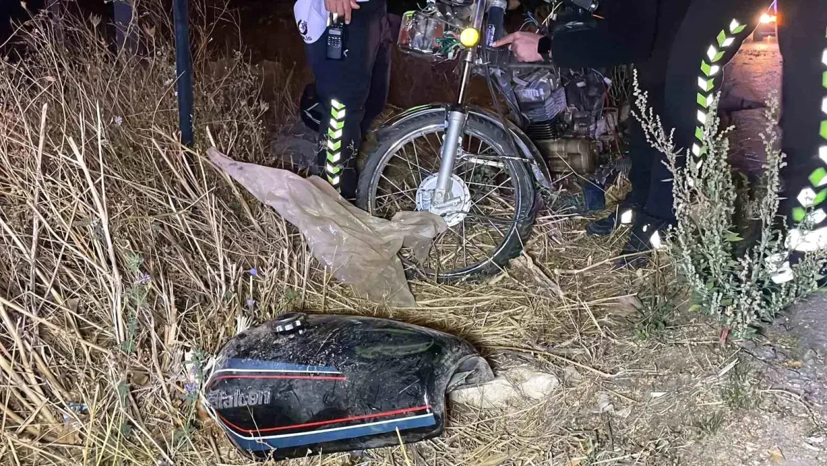 Karaman\'da motosiklet şarampole devrildi: 2 yaralı