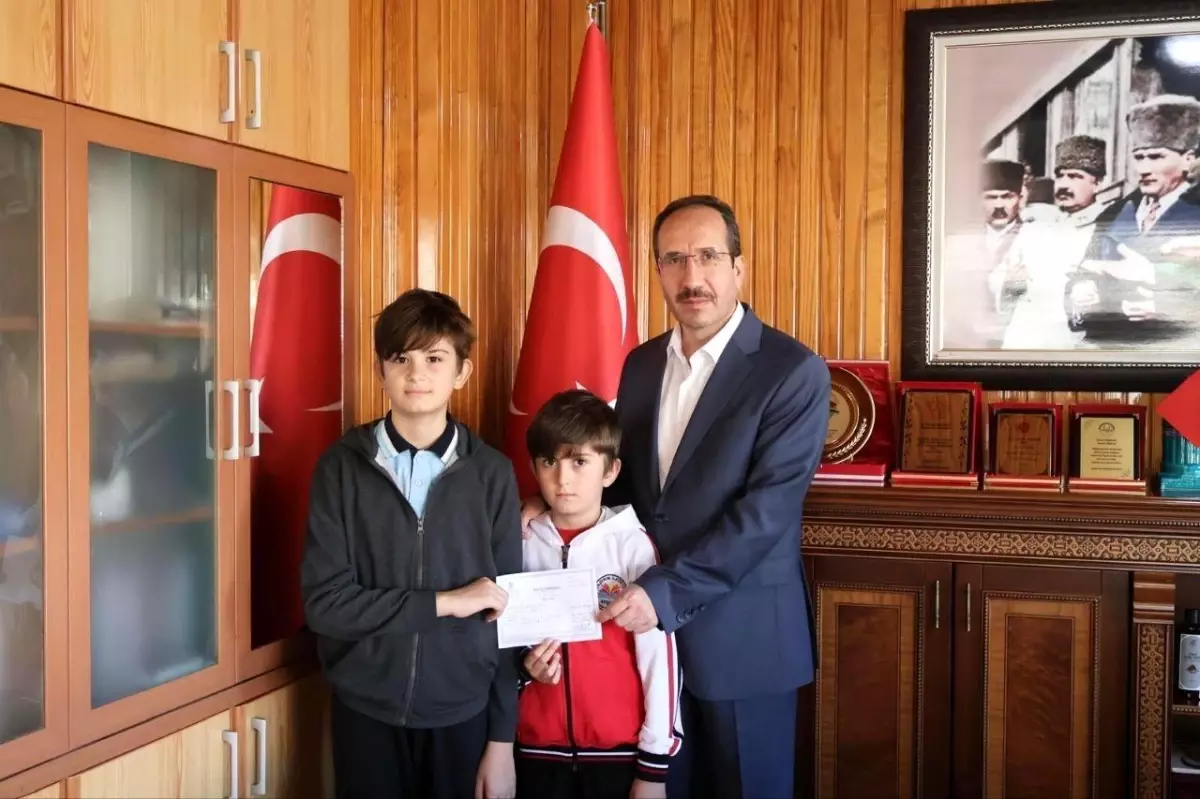 Minik Kardeşlerden Örnek Davranış