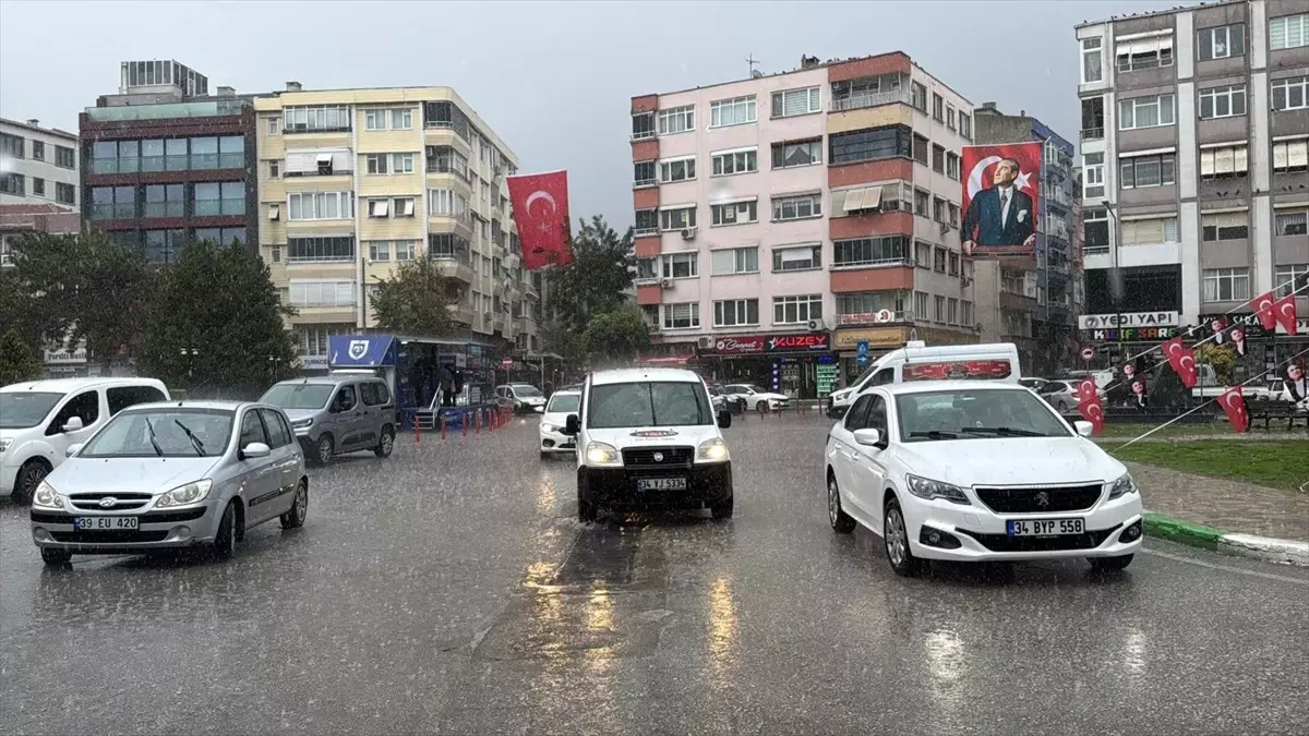 Kırklareli\'nde Sağanak Yağış ve Rüzgar