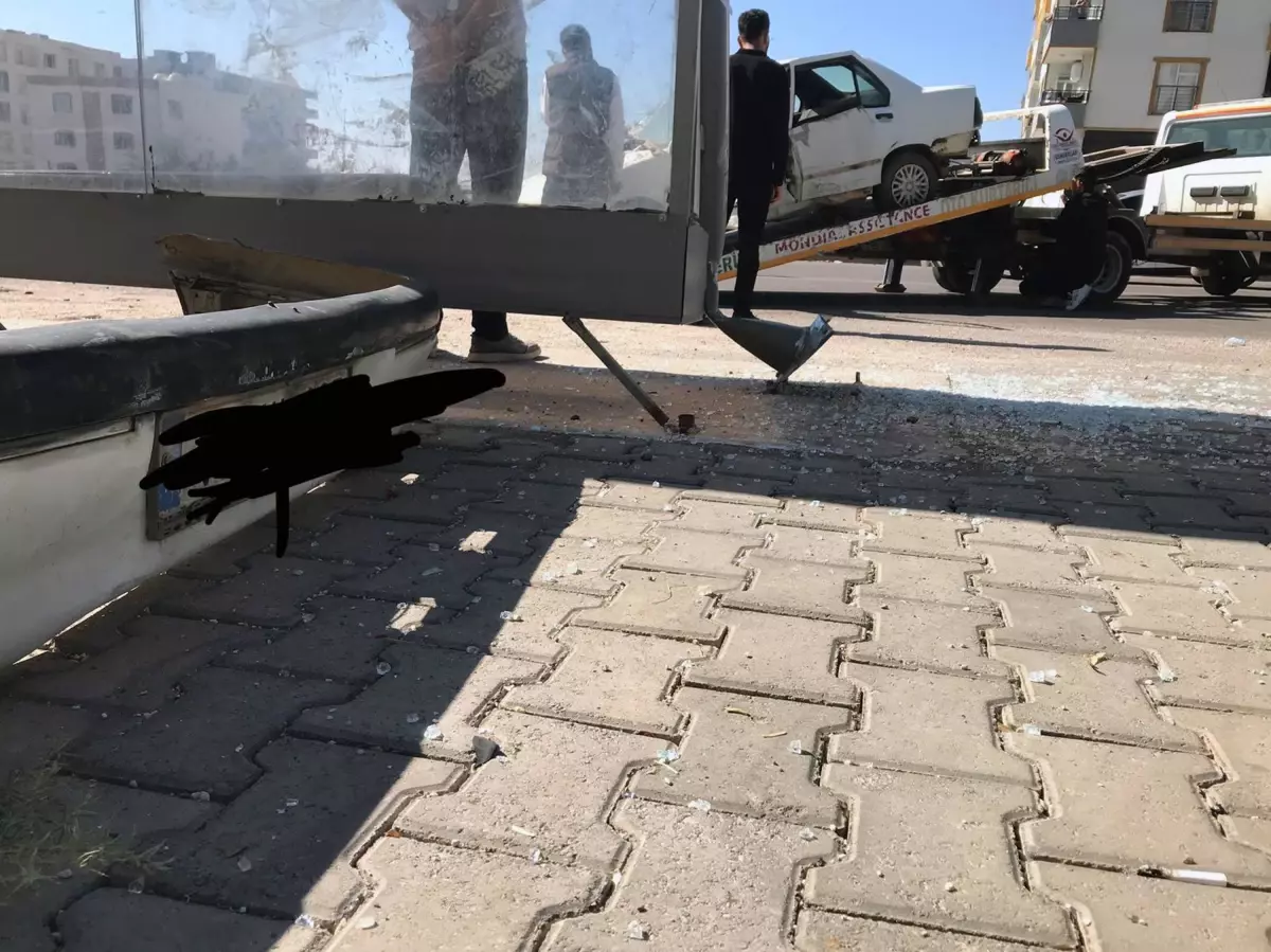 Mardin\'de Kaza: Durağa Araç Düştü