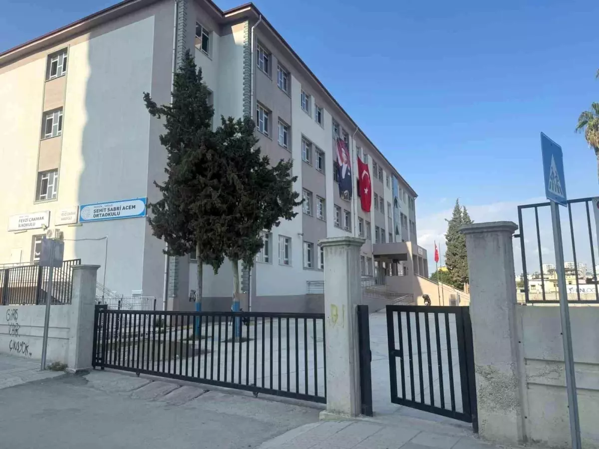 Mersin\'de okulda gıda zehirlenmesi şüphesi: 26 çocuk hastaneye sevk edildi