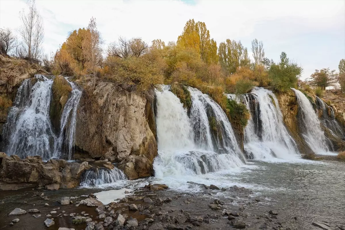 Muradiye Şelalesi Sonbaharda Ziyaretçilerini Ağırlıyor