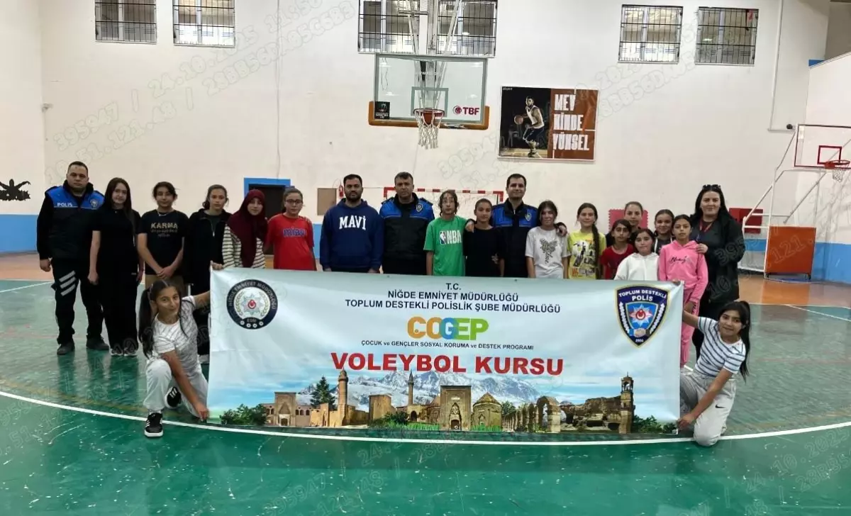 Niğde\'de Gençlere Voleybol Kursu