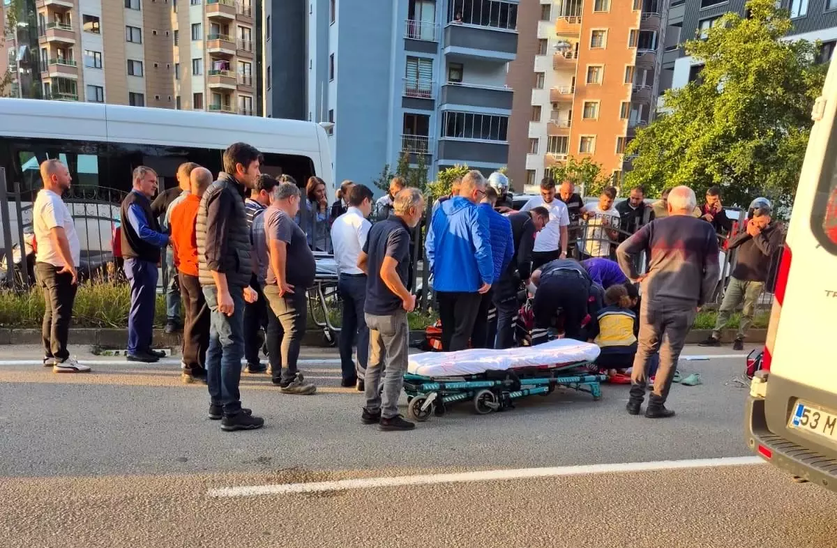 Rize\'de Paramedik Kamyonetle Çarpıştı