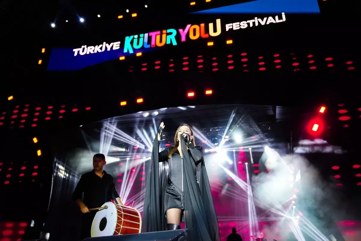 Merve Özbey Mardin Kültür Yolu\'nda Coşturdu