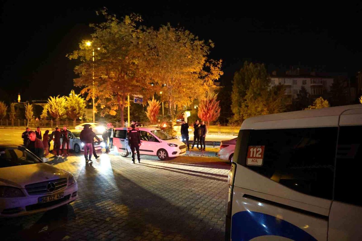 Kamyonetten Düşen Genç Ağır Yaralandı