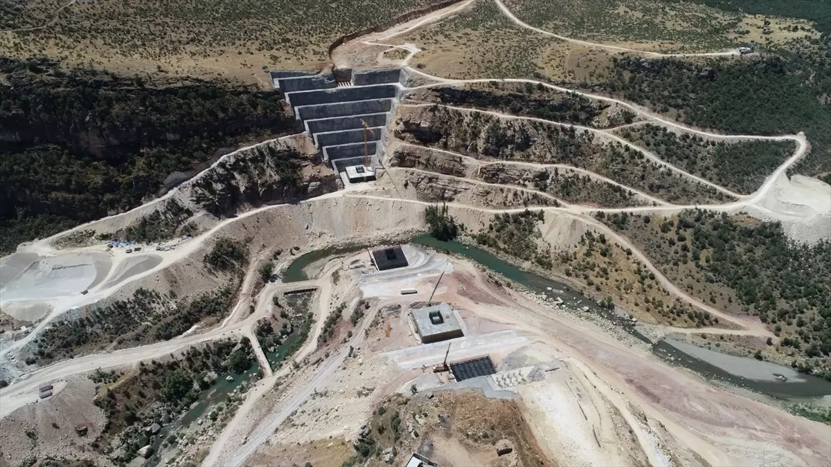 Diyarbakır\'da Taşköprü Viyadüğü İnşaatı Devam Ediyor