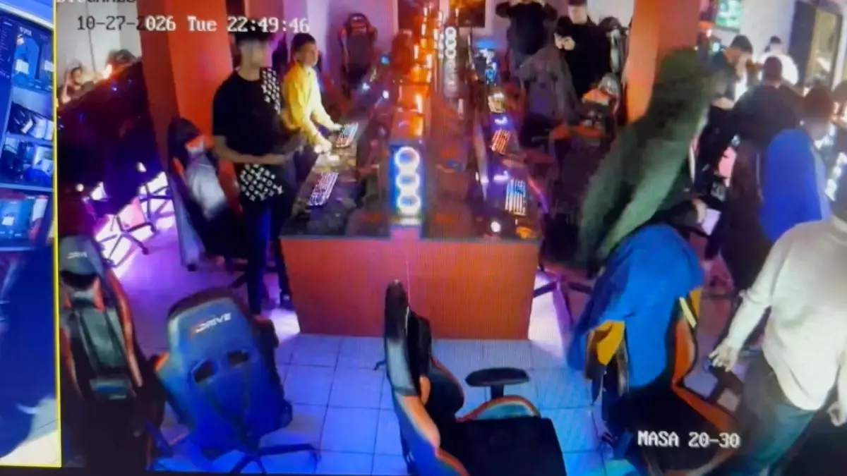 Sındırgı\'daki deprem güvenlik kamerasına yansıdı