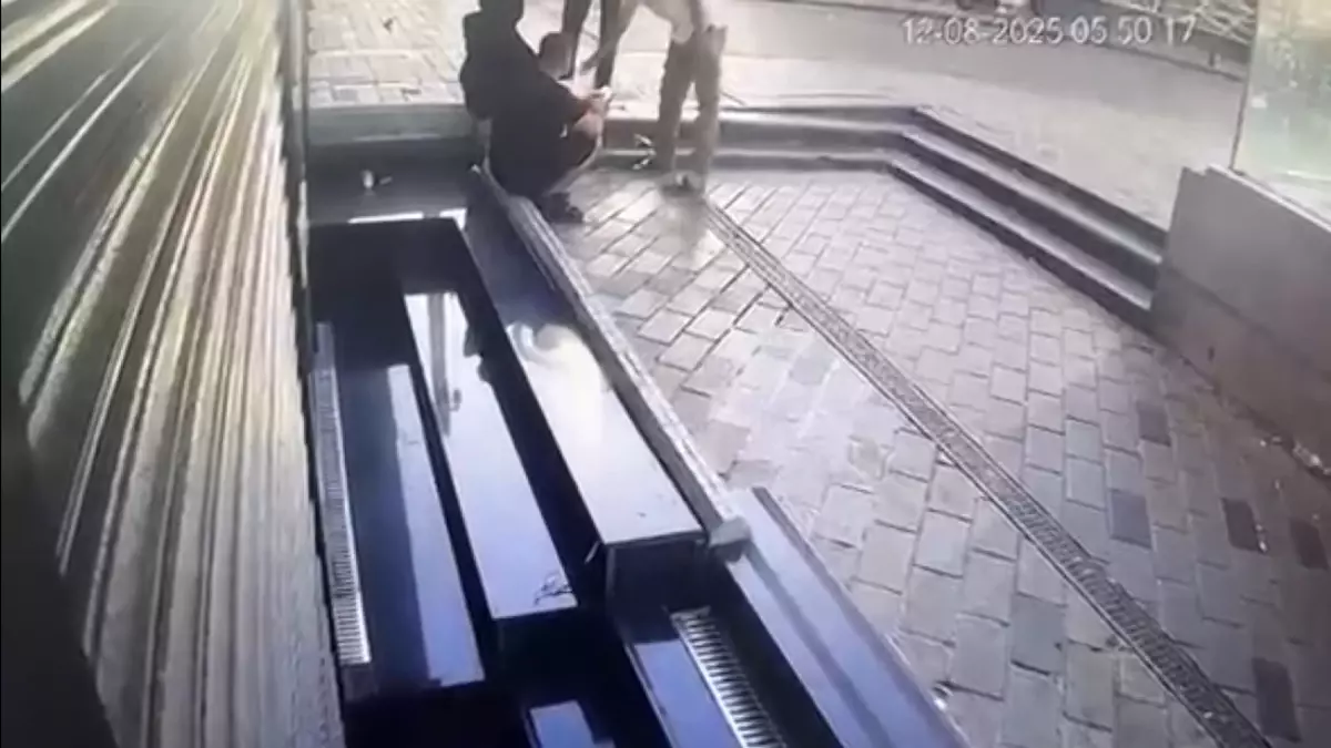 Taksim\'de Hırsızlık: Uyku Halinde Telefon Çalındı