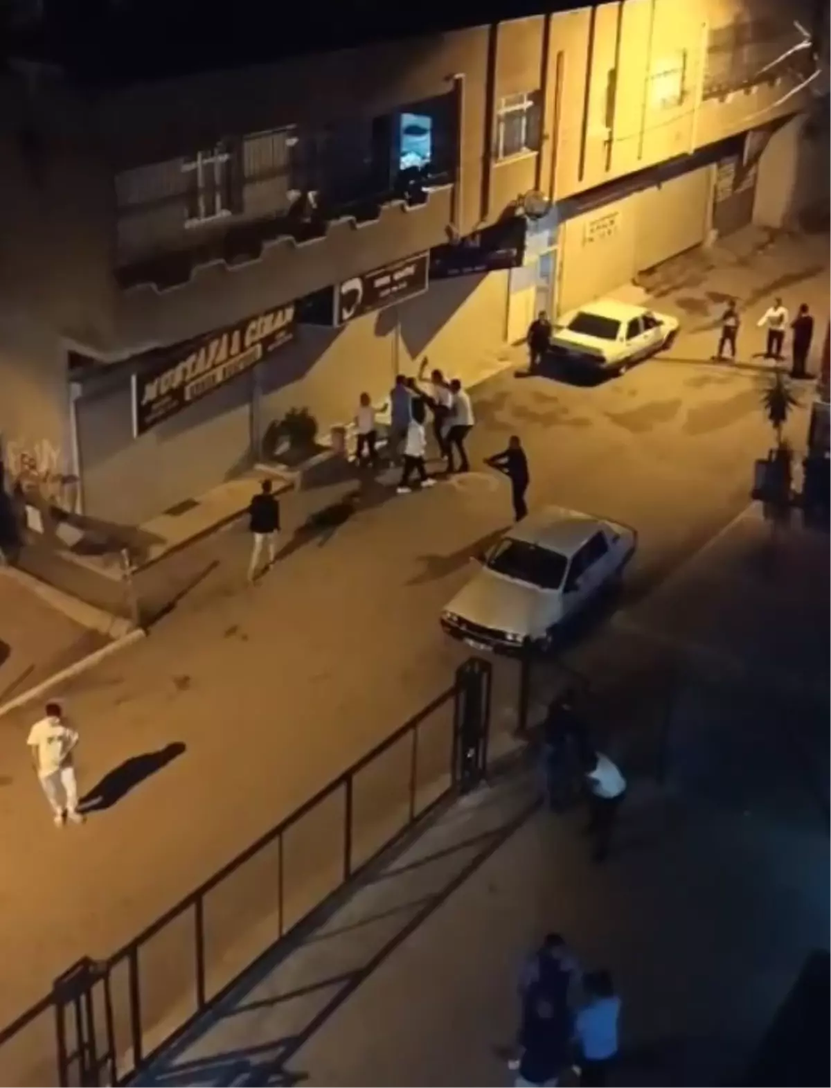 Tartıştıkları 2 kişiyle ayırmaya çalışanı dövdüler