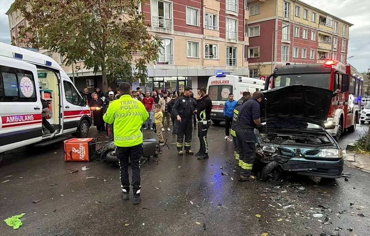 Çorlu\'da Motosiklet ve Otomobil Çarpıştı