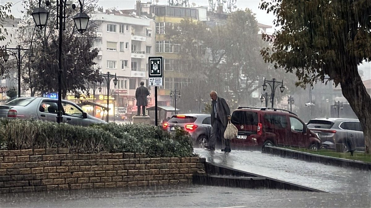 Tekirdağ\'da Sağanak Yağış ve Su Birikintileri