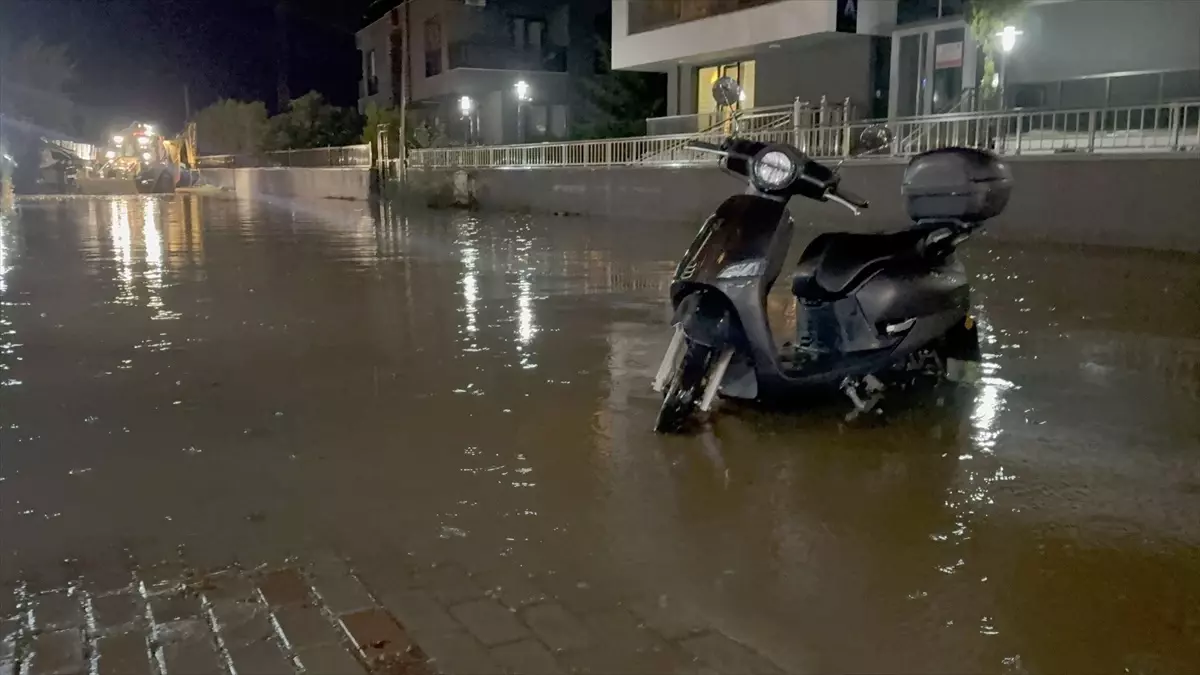 Süleymanpaşa\'da Sağanak Yağış Su Baskınlarına Neden Oldu