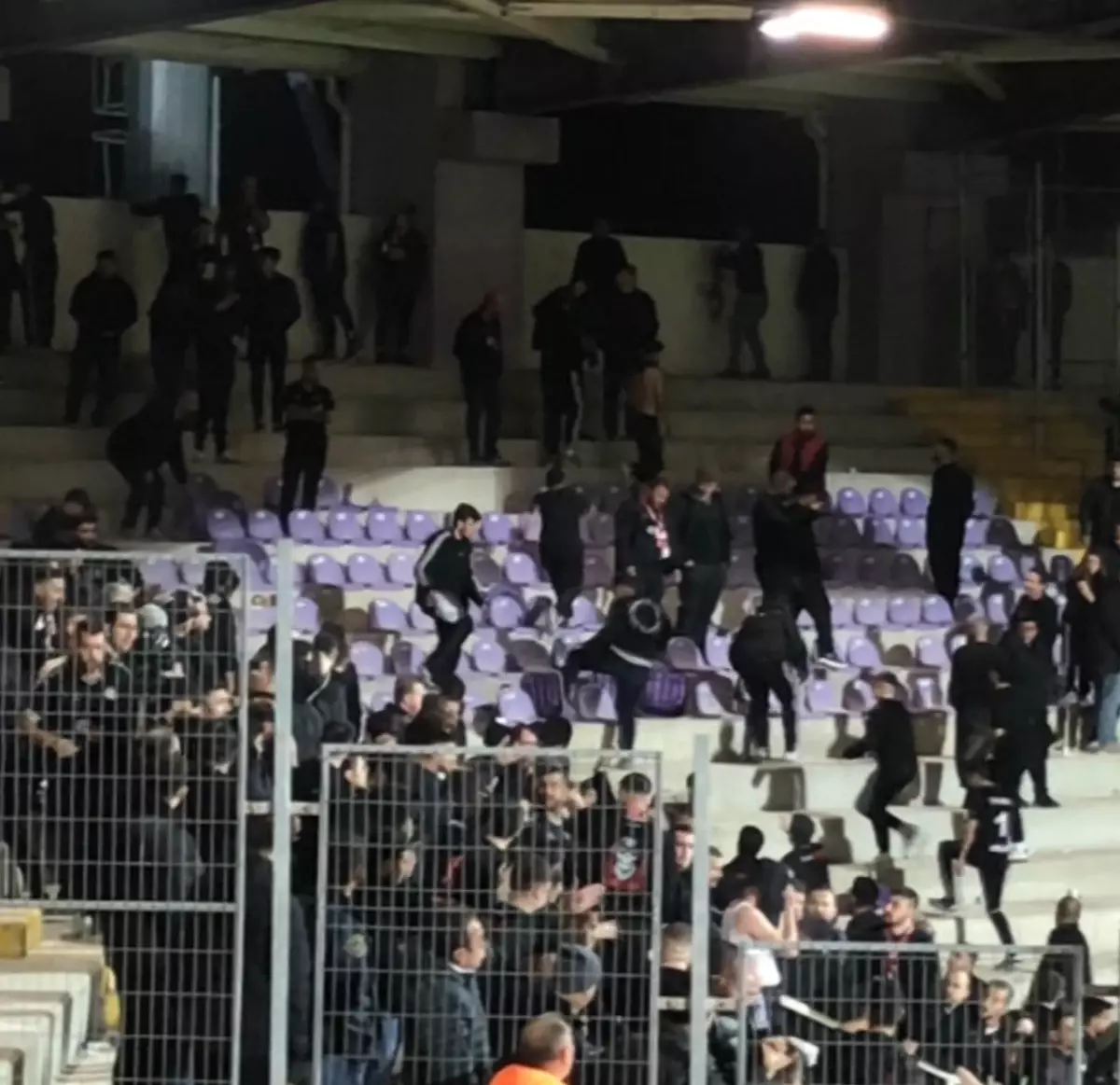 Eskişehirspor Taraftarından Koltuk Kırma Olayı