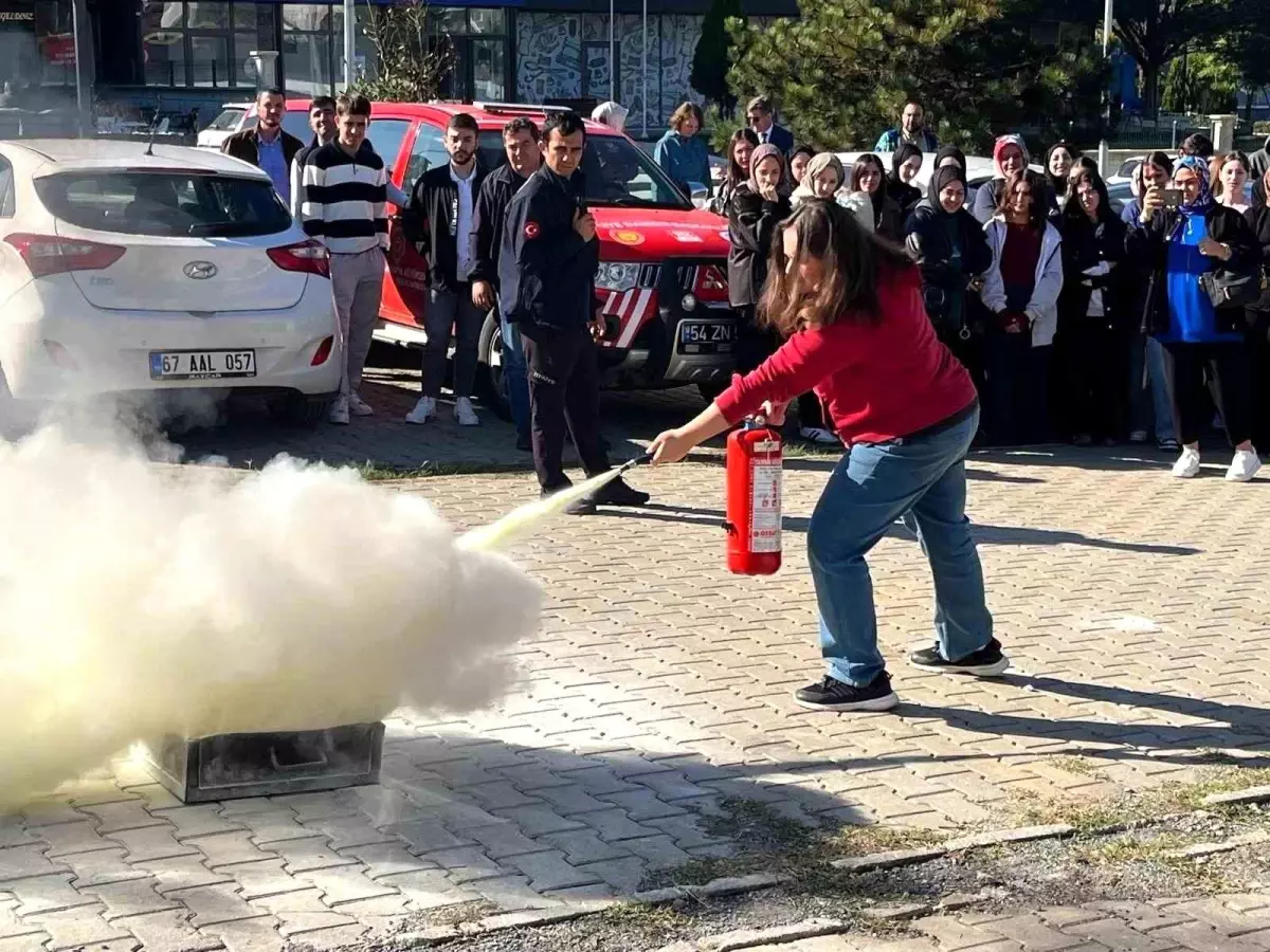 SUBÜ Ferizli MYO\'da Yangın Söndürme Tatbikatı Gerçekleştirildi