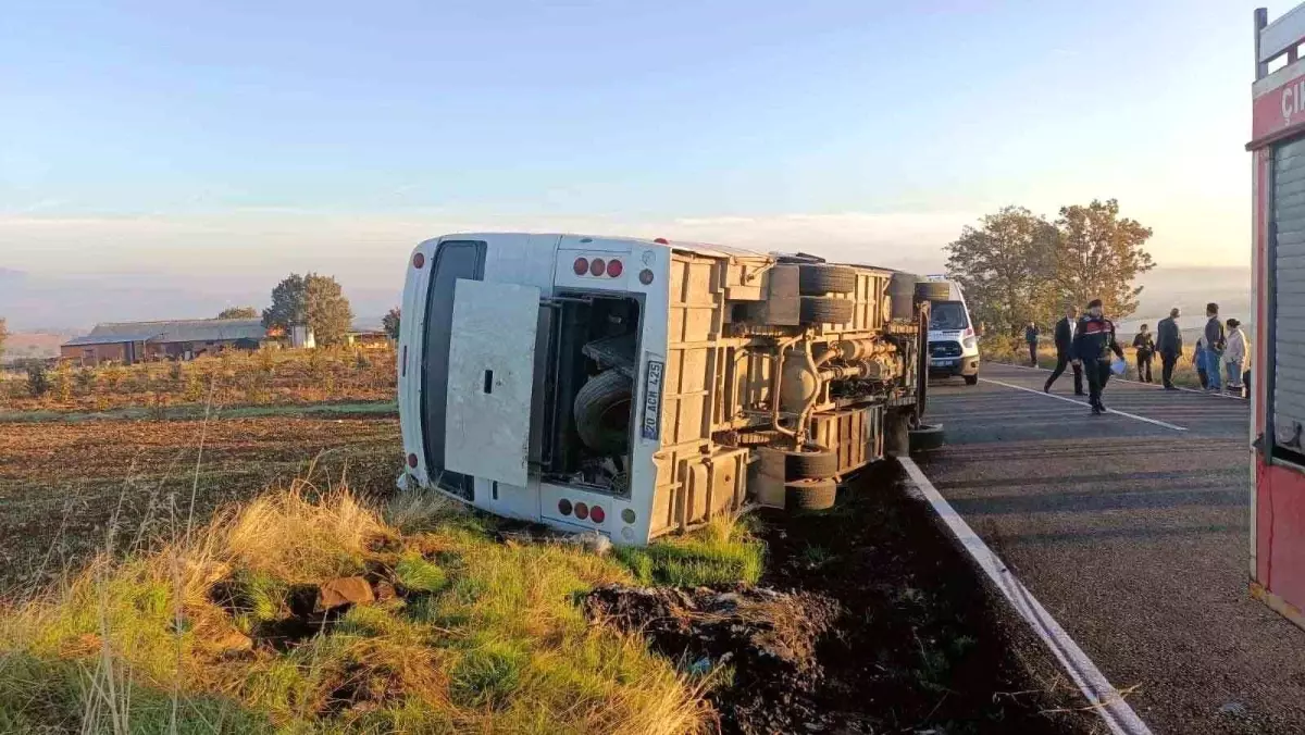 Uşak\'ta Midibüs Kazası: 23 Yaralı
