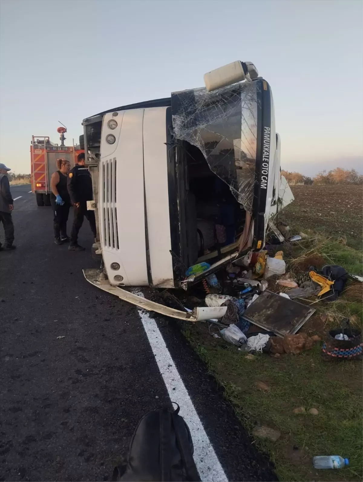 Uşak\'ta Tarım İşçilerini Taşıyan Midibüs Devrildi