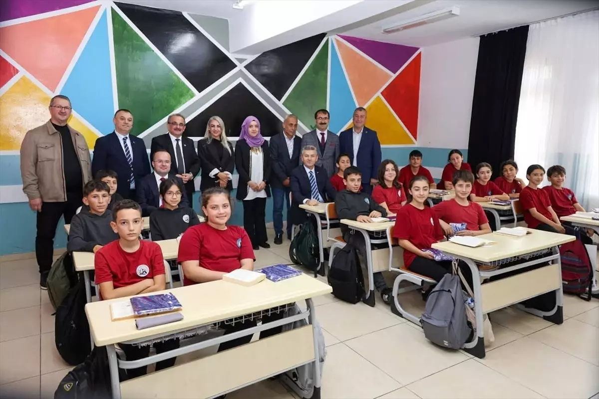 Vali Ergün Yoldere Ortaokulu\'nu Ziyaret Etti