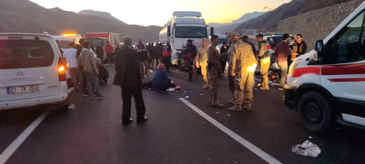 Hakkari\'de Yakıt Tankeri ile Araç Çarpıştı: 2 Ölü 4 Yaralı