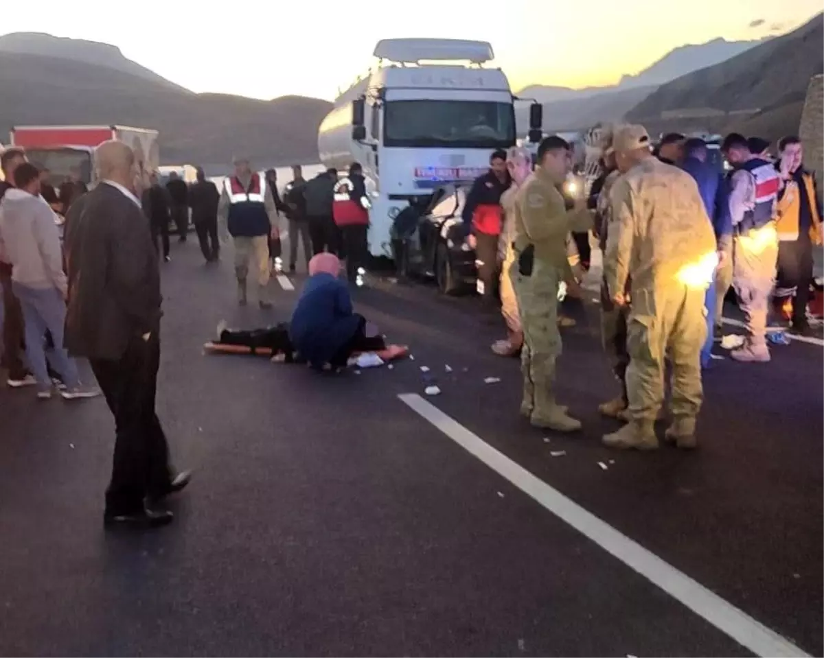 Van-Hakkari karayolunda kazada 2 ölü, 5 yaralı