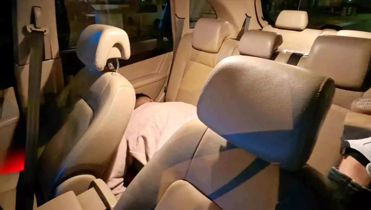 Kapısı açık aracın içine bakan hemen telefona sarıldı! Gerçek bambaşka çıktı