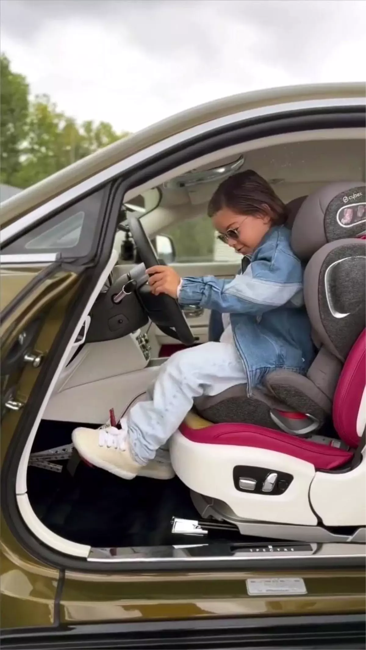 Minik Zayn Lüks Araçla Pistte