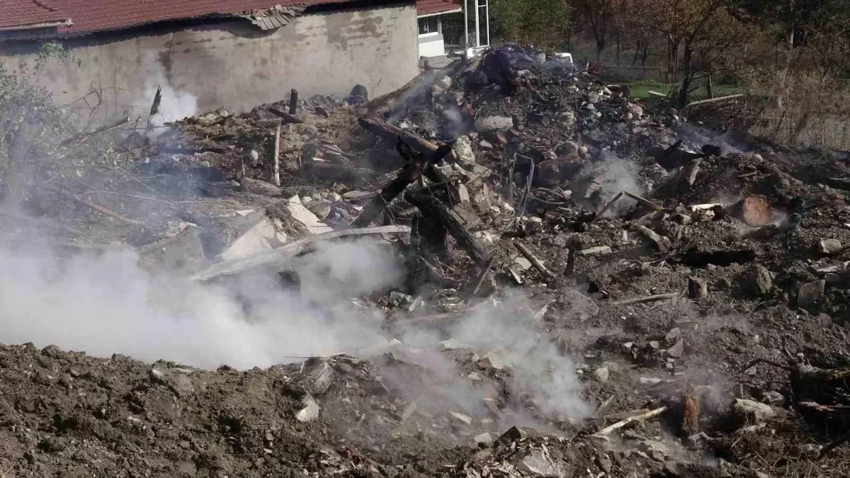 Yapraklı\'da Yangın: 6 Ev ve 1 Ahır Küle Döndü