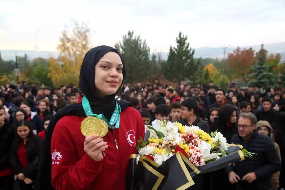 Afra Kılınç\'tan Dünya Şampiyonası\'nda İki Altın Madalya