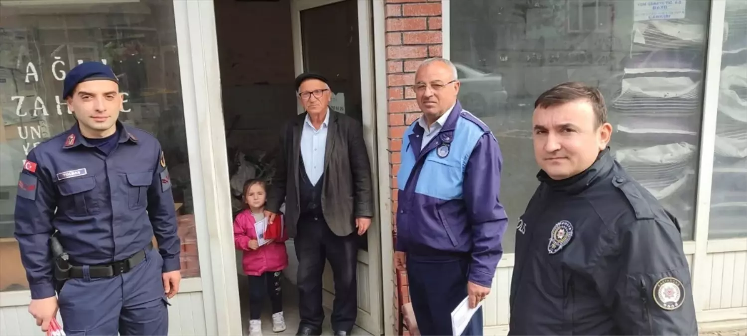 Ağlı\'da Esnafa Türk Bayrağı Dağıtıldı