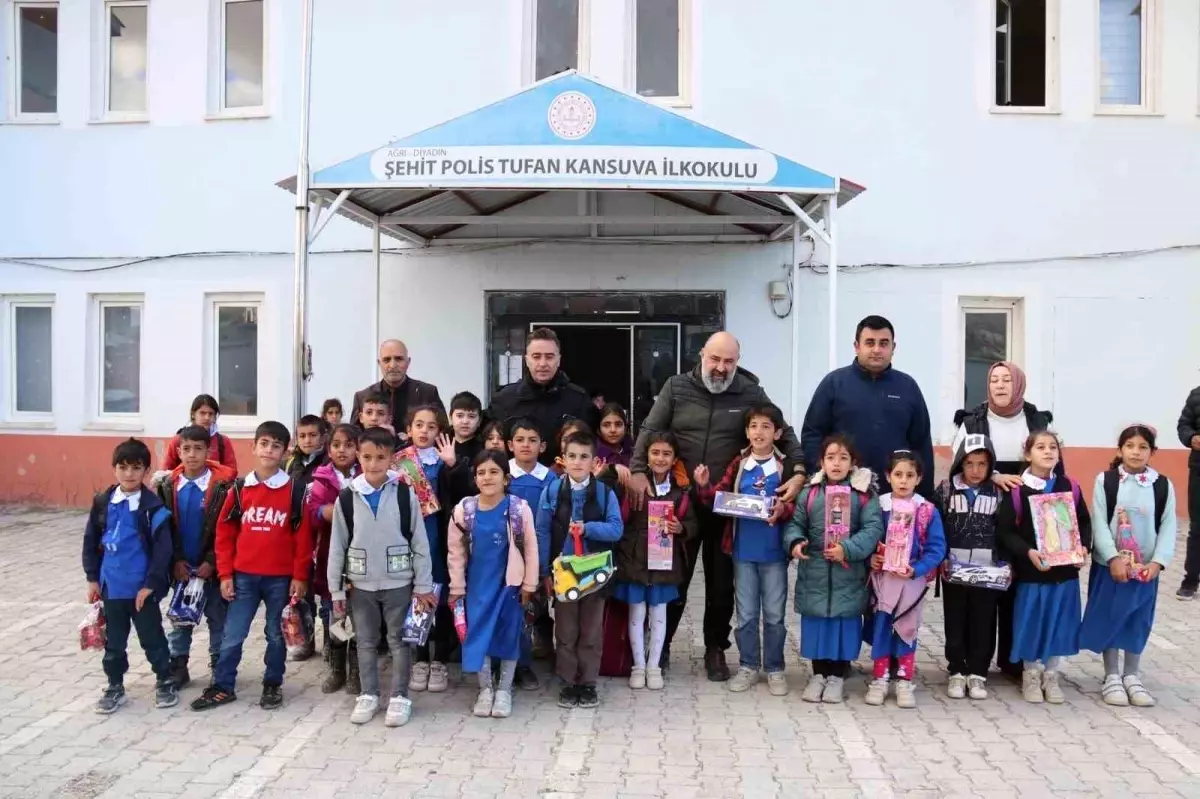 Ağrı Emniyet Müdürü Önder\'den şehit meslektaşının ismini taşıyan okula ziyaret