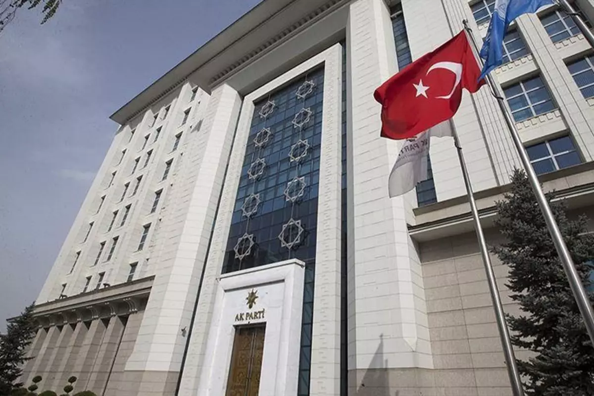 AK Parti İstanbul\'da iki istifa! Veda mesajı bir hayli manidar