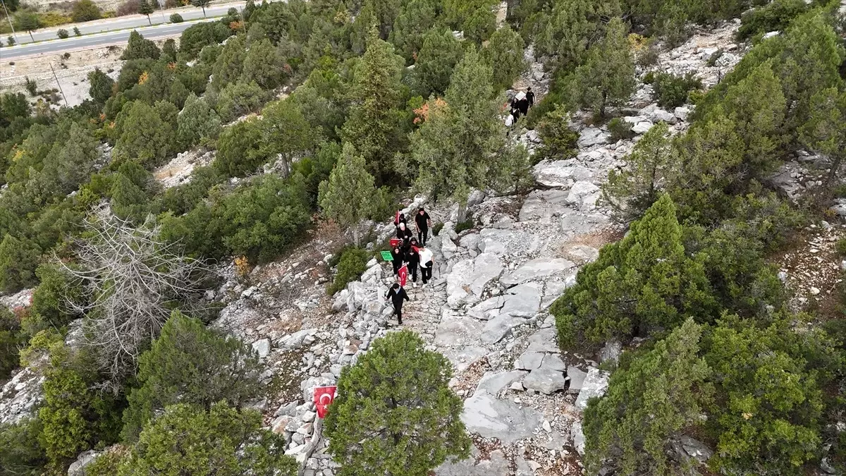 Akseki\'de öğrenciler tarihi kervan ve göç yolunda Cumhuriyet için yürüdü