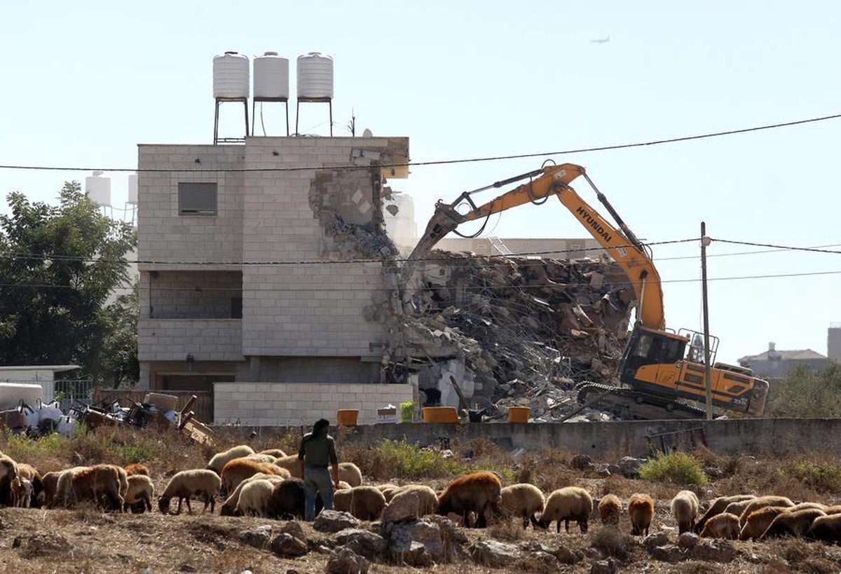 İsrail Excavator Filistin Evlerini Yıktı