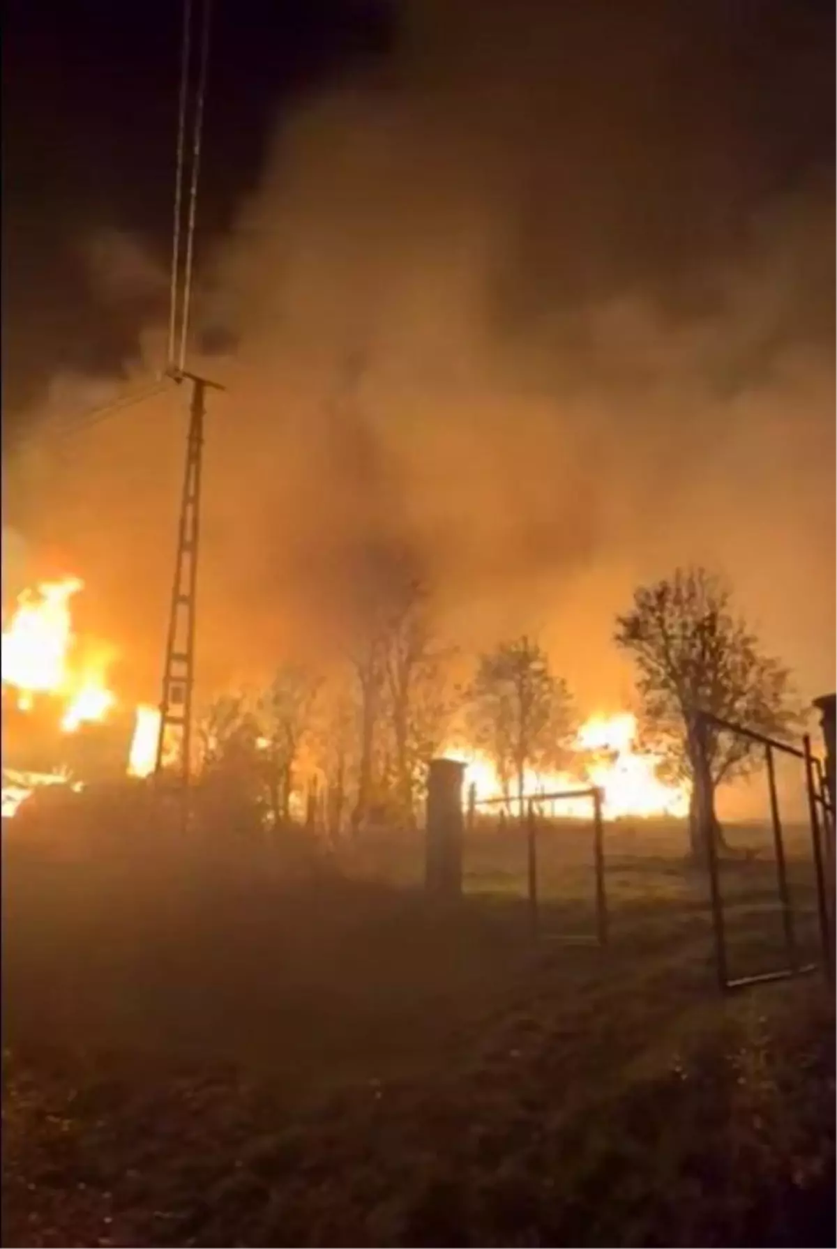 Çankırı\'da Büyük Yangın: 6 Ev ve Ahır Zarar Gördü