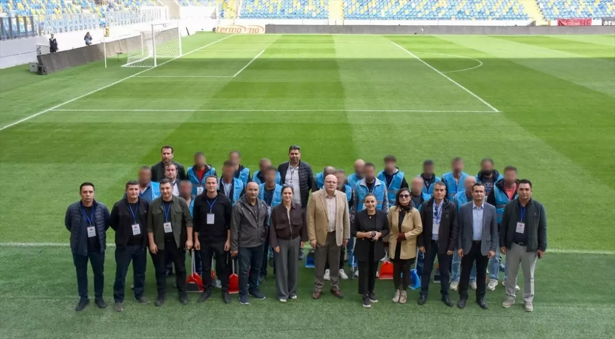 Hükümlüler Eryaman Stadyumu\'nda Temizlik Yaptı