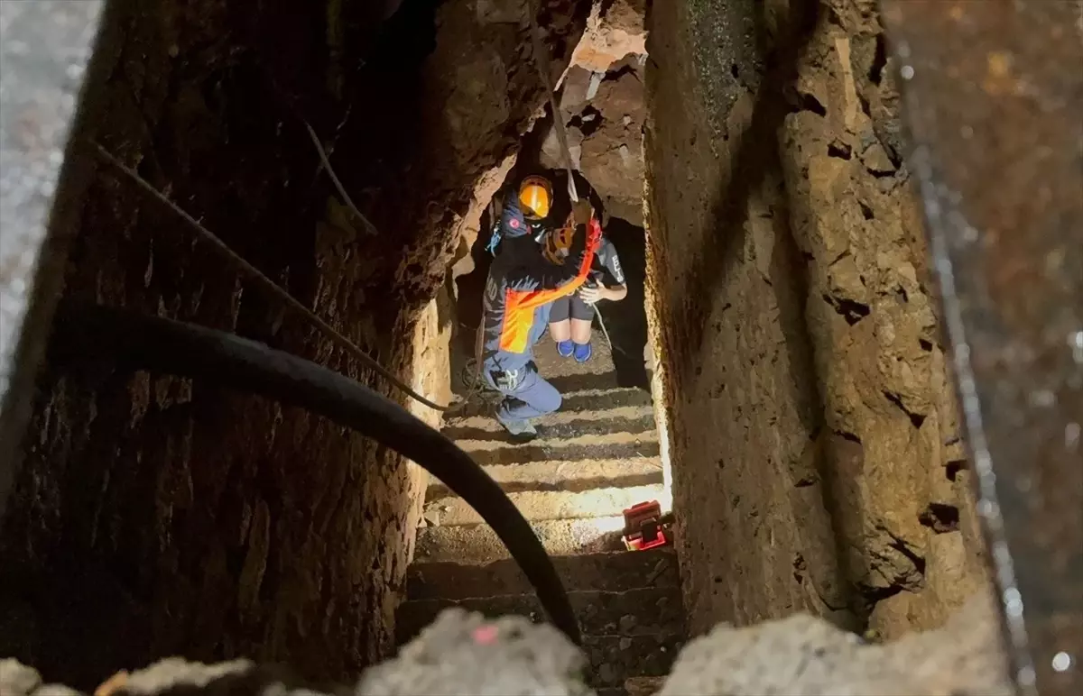 Muratpaşa\'da 2 Sörfçü Mağarada Kurtarıldı