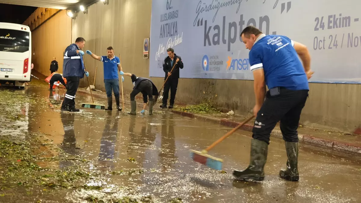 Antalya\'da Şiddetli Fırtına Hasara Yol Açtı