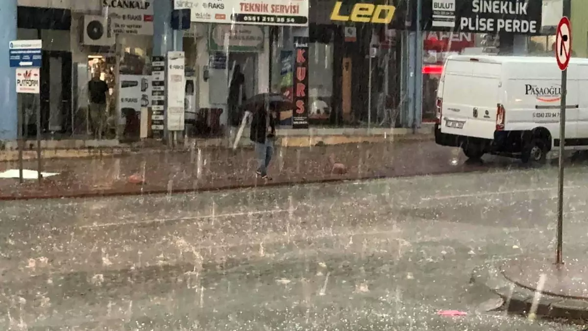 Antalya\'da Ani Yağış ve Dolu Hayatı Felç Etti