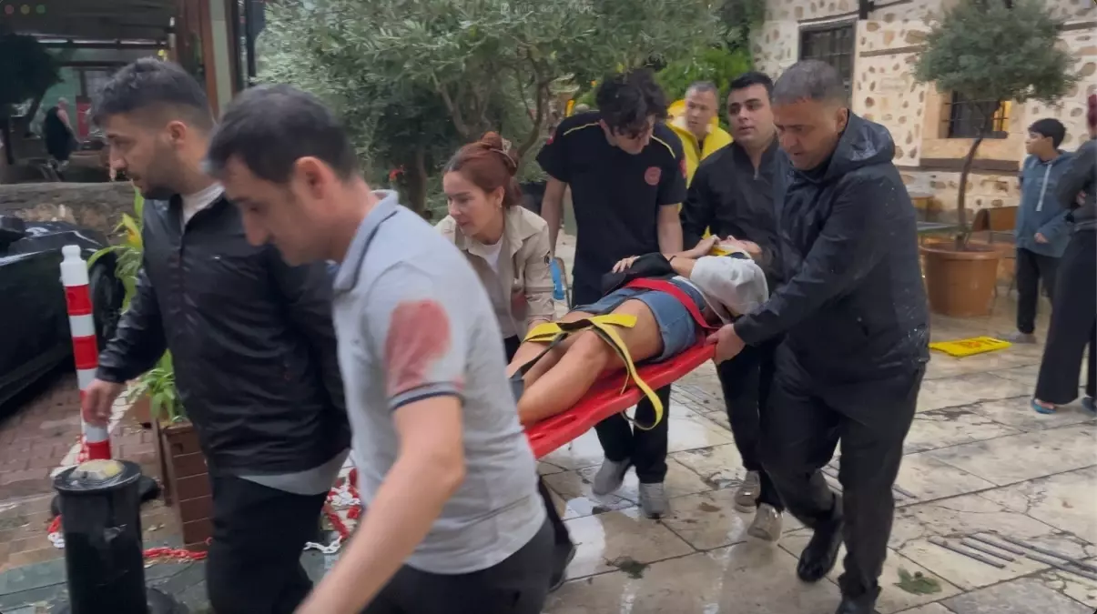 Antalya\'yı yağmur ve fırtına vurdu: 3 yaralı